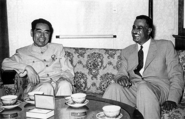 △周恩來(lái)在亞非會(huì )議期間同埃及總統納賽爾交談